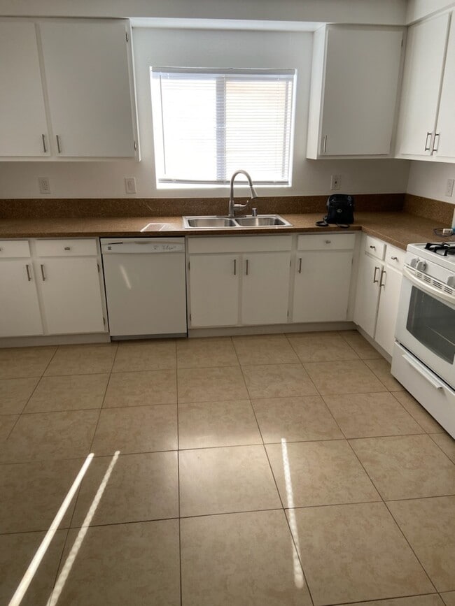 Photo - 230 N Keystone St Unit Apartment B