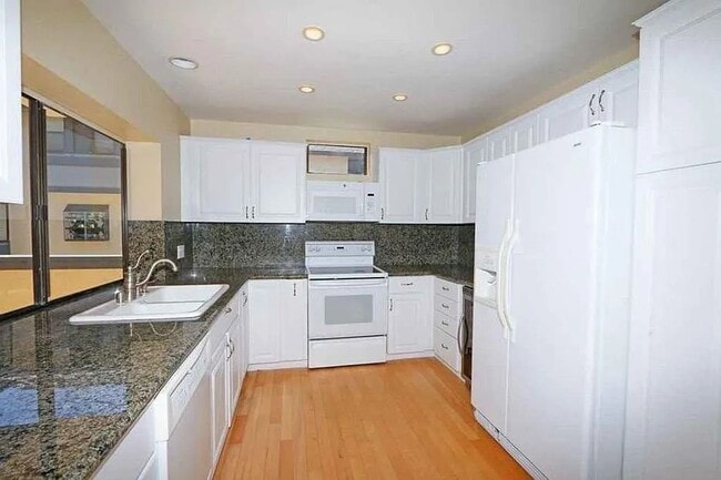 Photo - Spacious 2 Bedroom 2-1/2 Bathroom Townhome with 2-car garage in La Jolla near UCSD