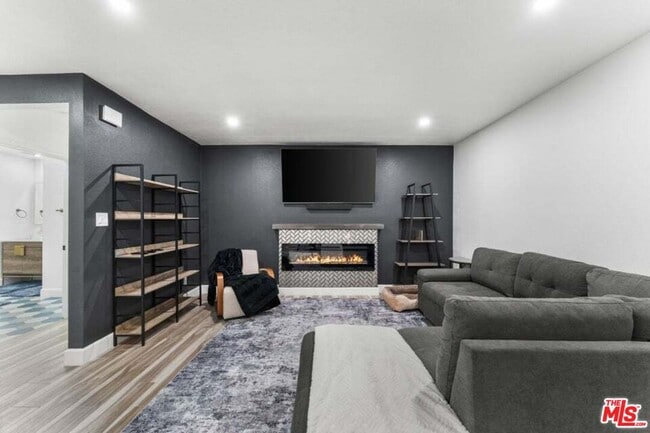 Photo - 40529 12th St W