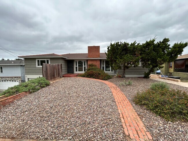 Photo - 5 Bedroom, 3 Bath in College Area!!
