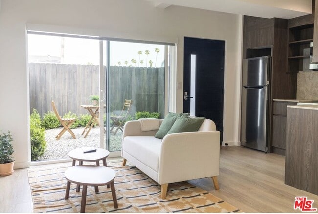 Building Photo - 623 Mariposa Ave Unit 1/4