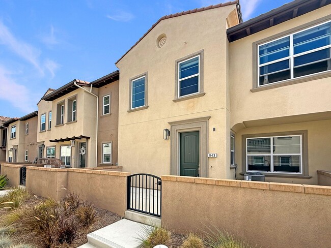 Building Photo - Beautiful 2B/2.5BA townhouse in San Marcos...
