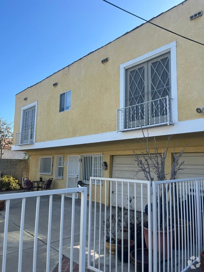 Building Photo - 1132 N Heliotrope Dr Unit Upper Duplex Apartment