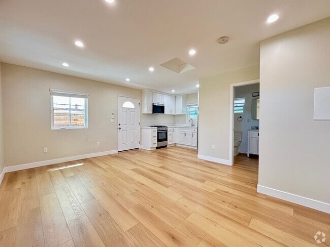 Building Photo - Private, Cozy, Backhouse Studio Located In...