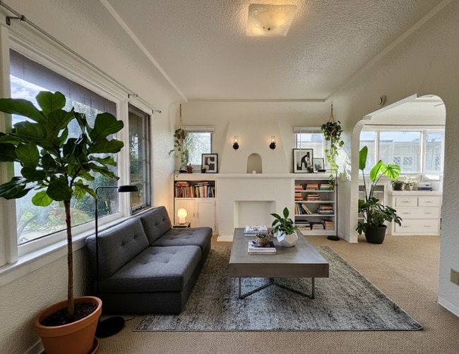 Building Photo - Cozy and Charming South Park One Bedroom Apartment Home! Unit 2036 29th St