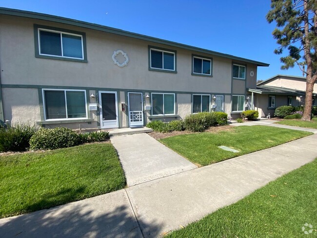 Building Photo - Two Bedroom Huntington Beach Townhouse w/ ...