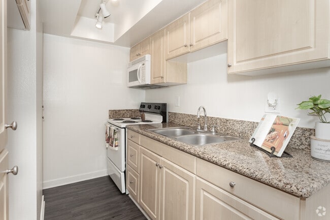 1BR, 1BA - 563SF - Kitchen - Piccadilly Square
