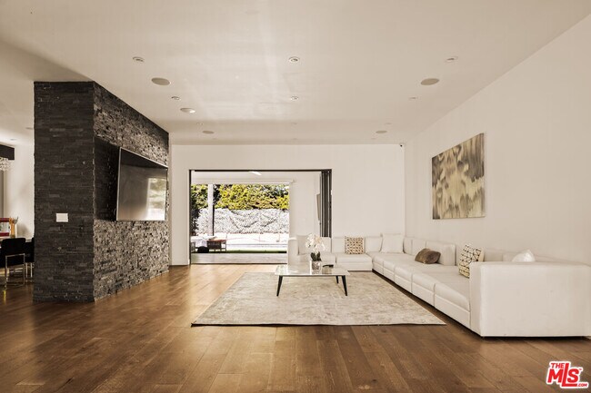 Photo - 5062 Woodley Ave