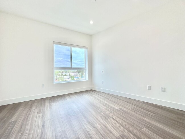 Photo - 838 S La Brea Ave