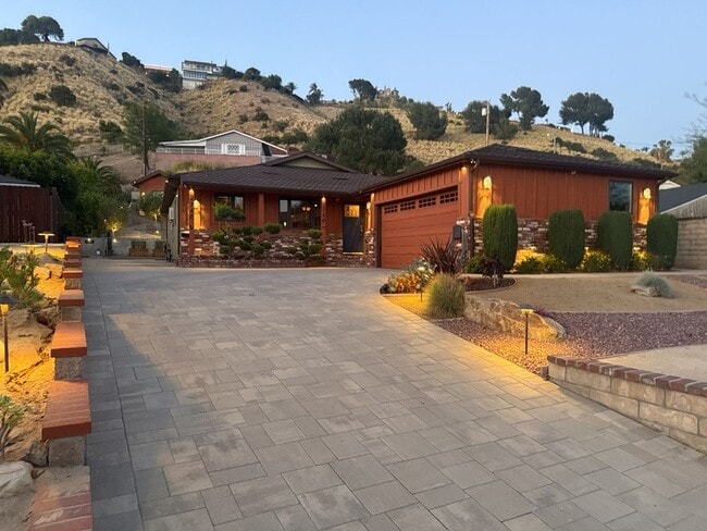 2746 N Kenneth Rd - House for Rent - Burbank, CA | WestsideRentals.com