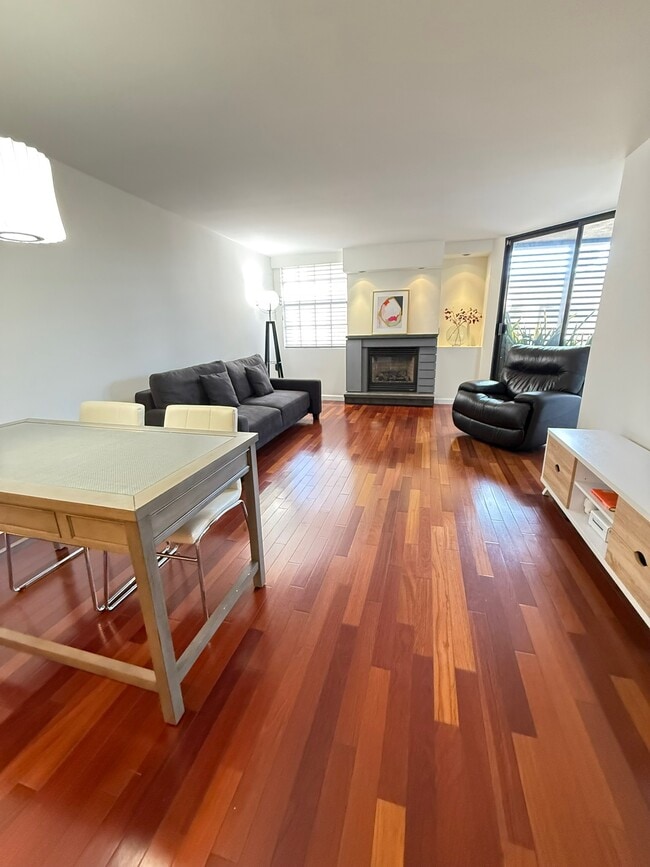 Photo - 740 N Kings Rd Unit 320