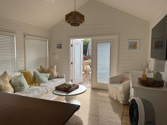 Photo - 123 Jasper St