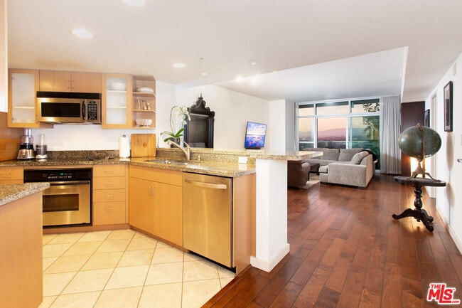 Building Photo - 13700 Marina Pointe Dr Unit 1507