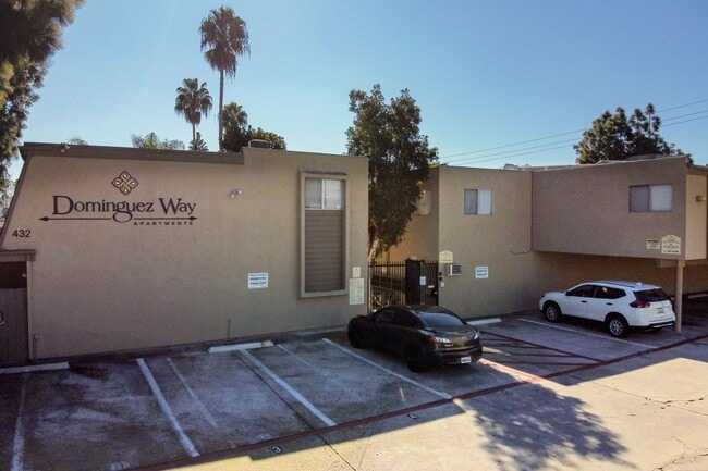 Building Photo - OPEN HOUSE: 6/27 10AM-12PM~ 2 BR Bright Apartment with Parking and AC! Unit 21