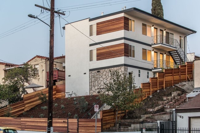 Building Photo - This beautifully updated 1 bed / 1 bath apartment in Echo Park is now available! Unit #4