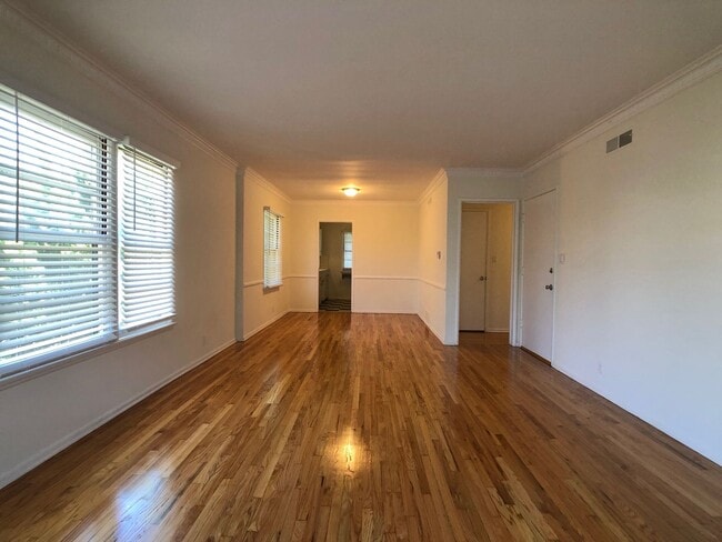 Building Photo - Bright, Spacious 2Bd 1Ba Unit 11000 Massachusetts ACTIVE