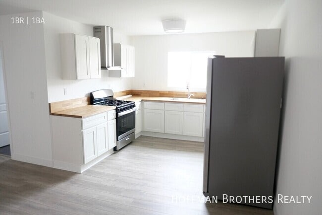 Building Photo - 925 1/2 W 41st Dr