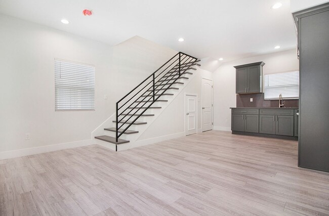 Building Photo - 1740-1742 Rose Ave Triplex Unit 1742 A