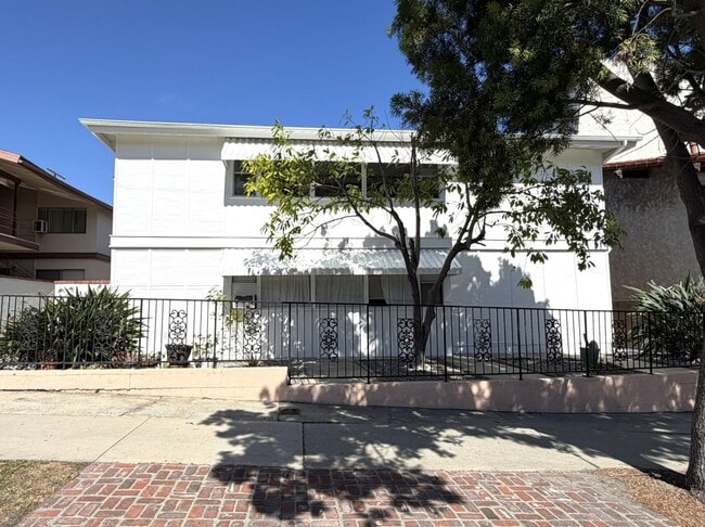 Building Photo - 116 N Western Ave Unit 4