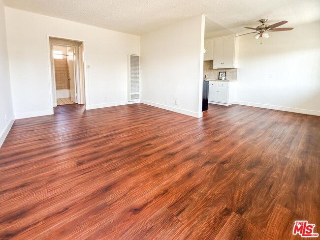 Building Photo - 2540 3rd Ave Unit #6