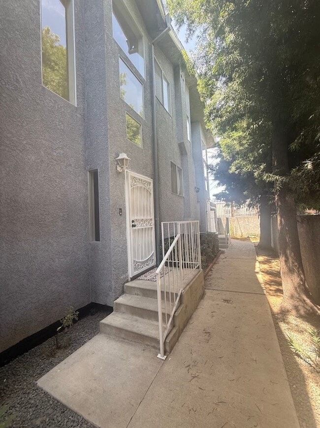 Building Photo - Beautifully Renovated 3-Bedroom Townhome in Gated Harbor City Community