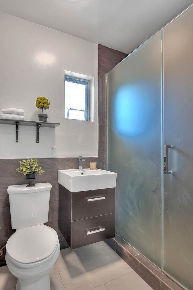 Photo - 1952 N Beachwood Dr