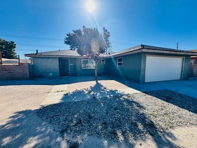 Building Photo - Gorgeous Remodeled 4+2 - $2800