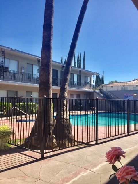 Building Photo - 260 N Oak Ave