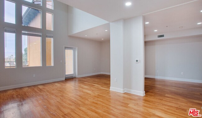 Building Photo - 340 Hauser Blvd Unit 4-430