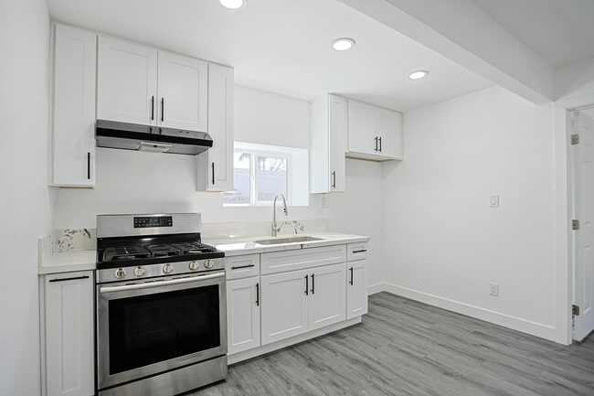 Building Photo - 438 W Holt Ave Unit 438 W HOLT AVE