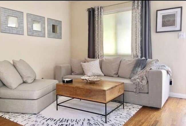 Living Room - 347 Rose Ave Unit Front