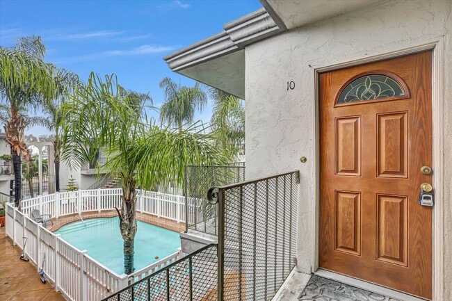 Building Photo - Upstairs 1 Bedroom Condo w/ Parking - Fresh Paint & Carpet!