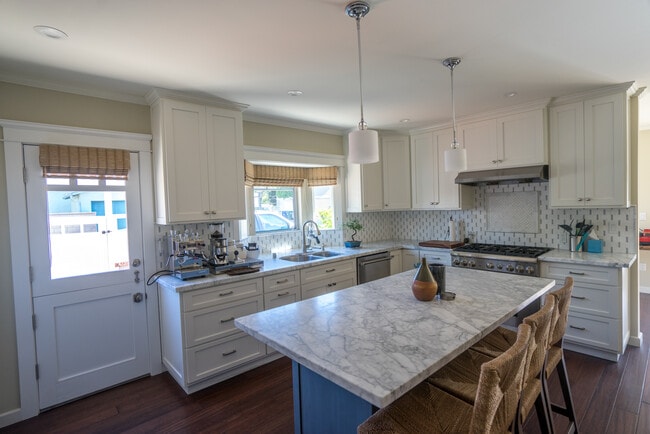 Modern Luxury Gourmet Kitchen - 1420 Bonnie Brae St House