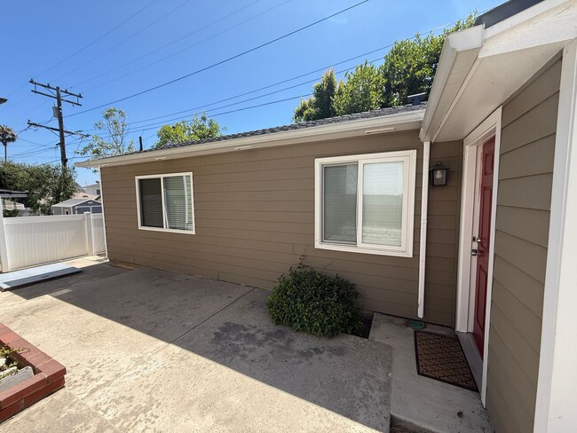 Building Photo - Amazing 1 Bedroom Back Home in La Crescenta!
