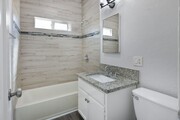 Photo - Spacious 2-Bedroom Apartment in Prime Los ... Unit 3