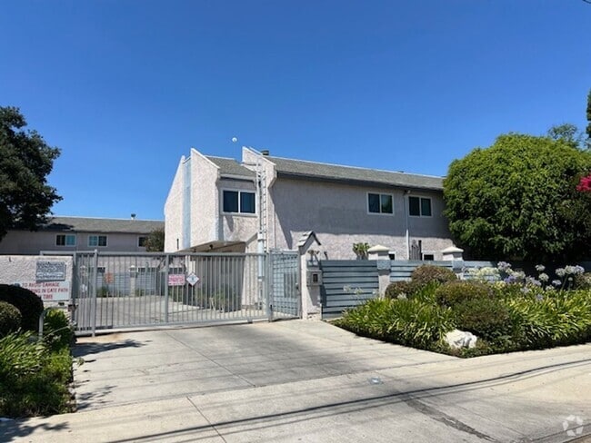 Building Photo - MOVE-IN READY 2+1.5 w/pool + spa, parking ... Rental