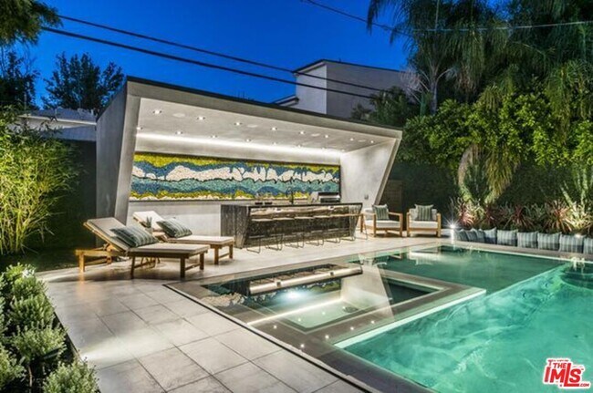 Photo - 11241 Blix St