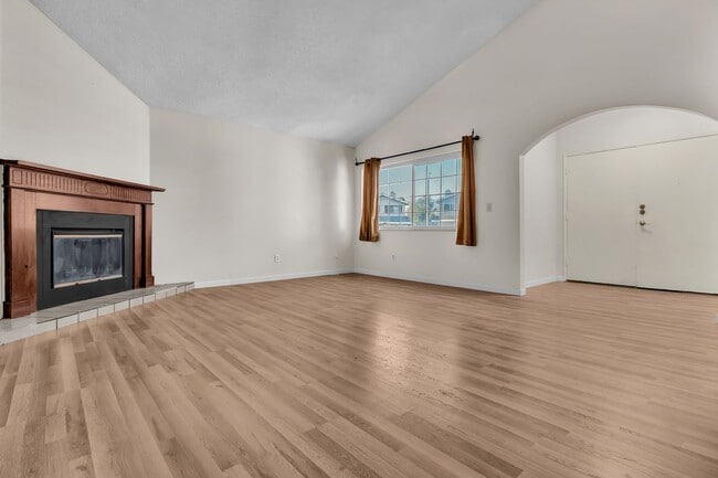 Photo - 1688 Bruin St