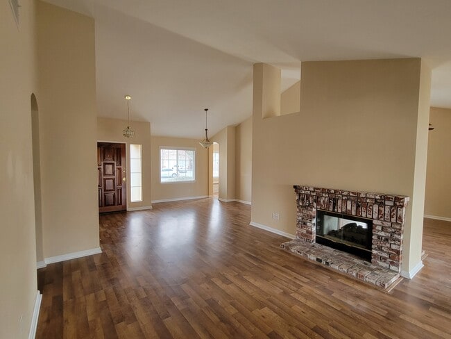 Building Photo - 3143 Mariposa Ave