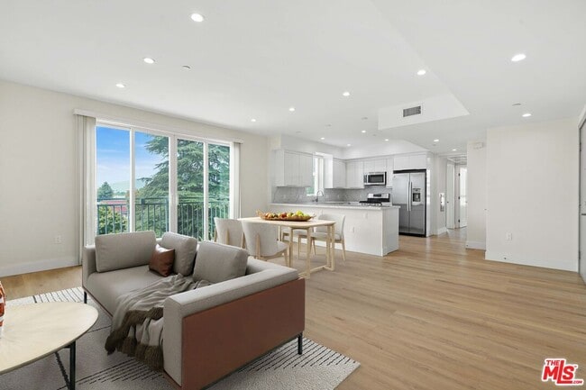 Photo - 11042 La Maida St Unit 202