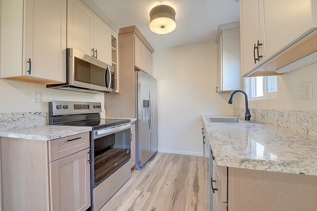 Kitchen - 338 Orizaba Ave Unit 2