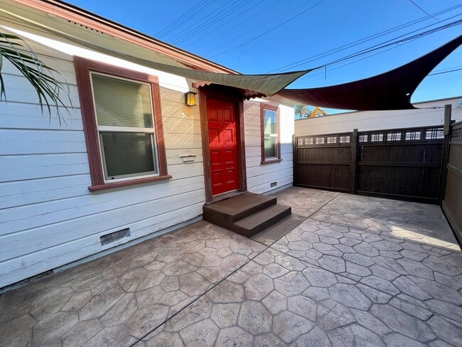 Building Photo - Cozy North Park Cottage with Enclosed Patio Exclusive Assigned Garage! Air Conditioning! In Unit 4077 Iowa St