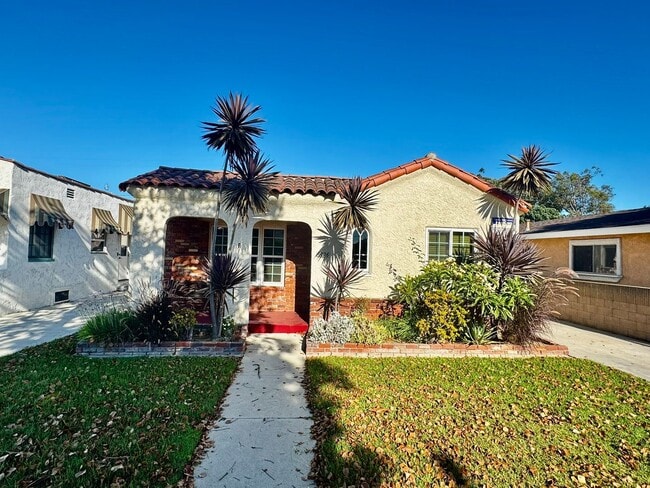 Beautiful Front House 2 Bed 1 Bath - Beautiful Front House 2 Bed 1 Bath