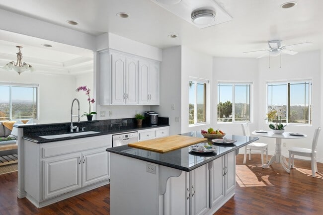 Spacious 7-Bedroom Home with Ocean Views i... - Spacious 7-Bedroom Home with Ocean Views i...