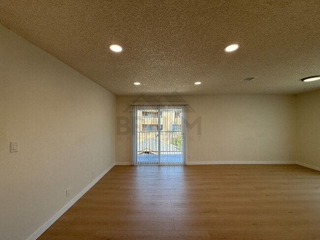 Building Photo - 14801 Delano St Unit 6