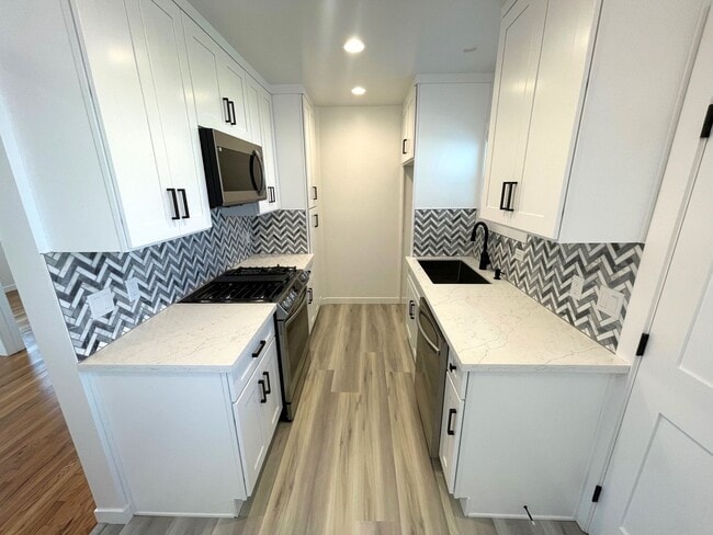 Photo - Remodeled Midtown Apartment- AC and Washer/Dryer! Unit 2153 Channel