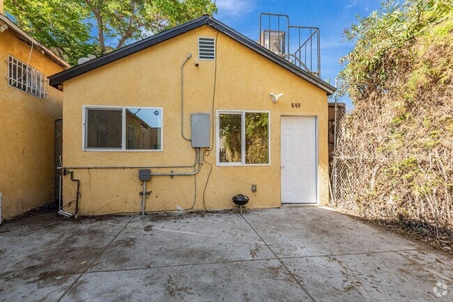 Building Photo - 849 W 43rd St Rental