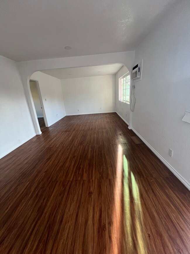 Building Photo - 463 S Arizona Ave Unit Great!! East Los Angeles Apartment