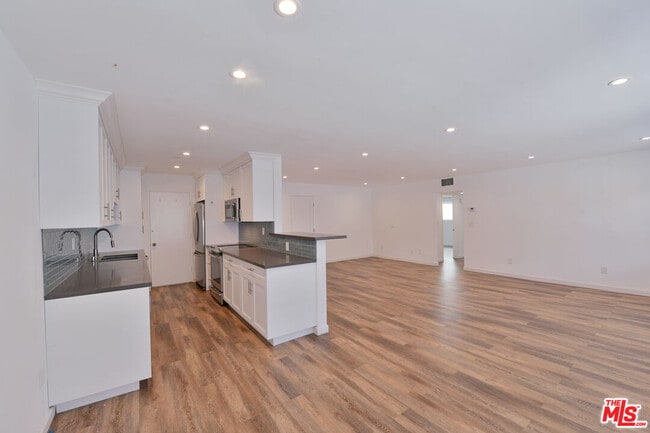 Photo - 136 S Palm Dr Unit 102