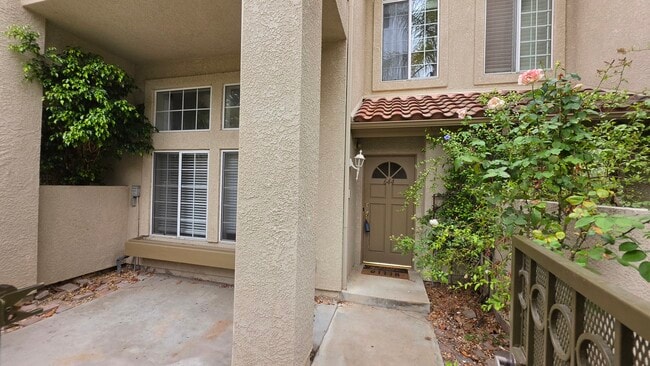 Front patio for entertaining. - 644 Warwick Ave Unit Fair Oaks Condos